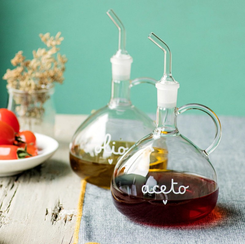 Bottiglia ampolla per aceto in vetro borosilicato con scritta “Aceto” e cuore, con beccuccio antigoccia, capacità 610 ml